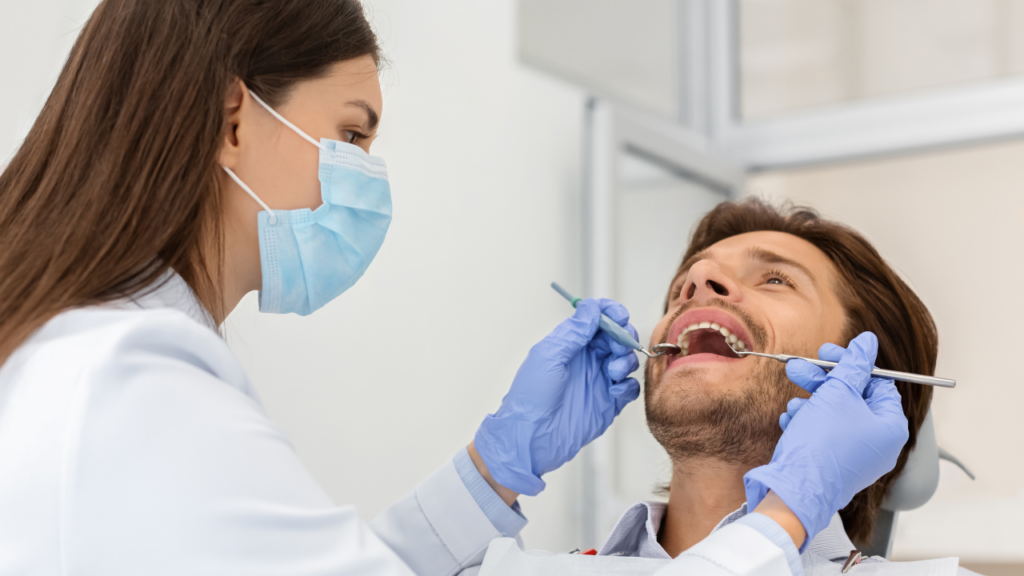 Lakierowanie zębów u pacjenta – szybki i bezbolesny zabieg profilaktyczny chroniący przed próchnicą
