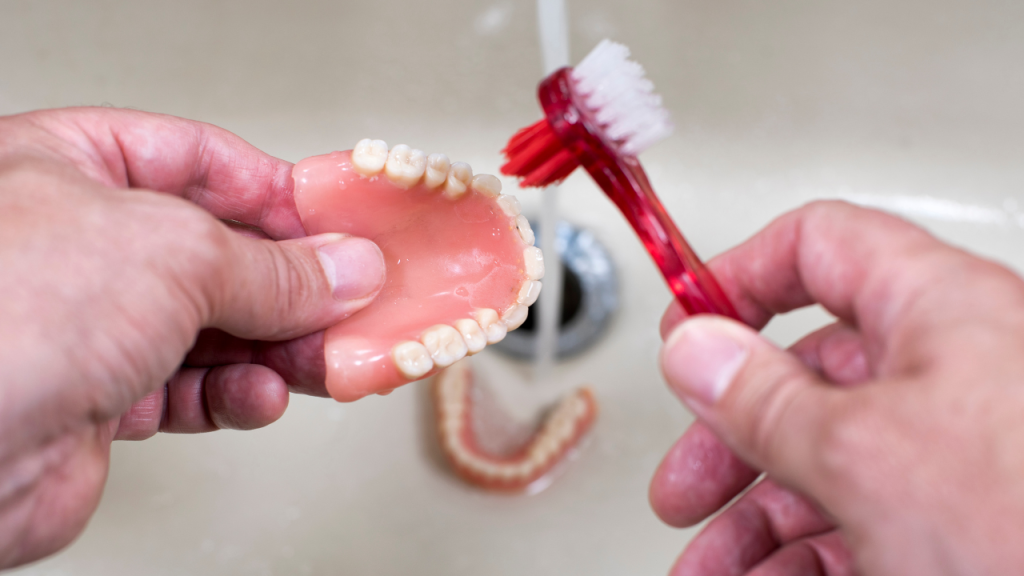 Czym wyczyścić protezy zębowe - profesjonalne szczoteczki