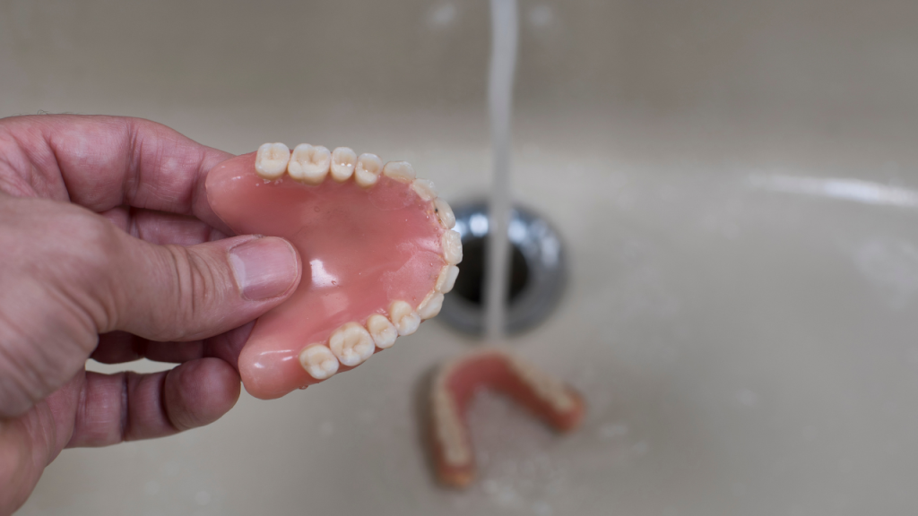 Czym wyczyścić protezy zębowe - wskazówki do codziennej pielęgnacji