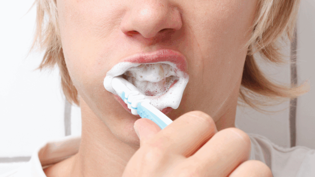 Kamień na zębach – nieodpowiednia szczoteczka lub technika mycia zębów sprzyja rozwojowi kamienia 