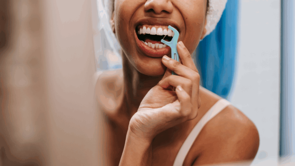 Nitkowanie zębów - wprowadź do swojej wieczornej rutyny