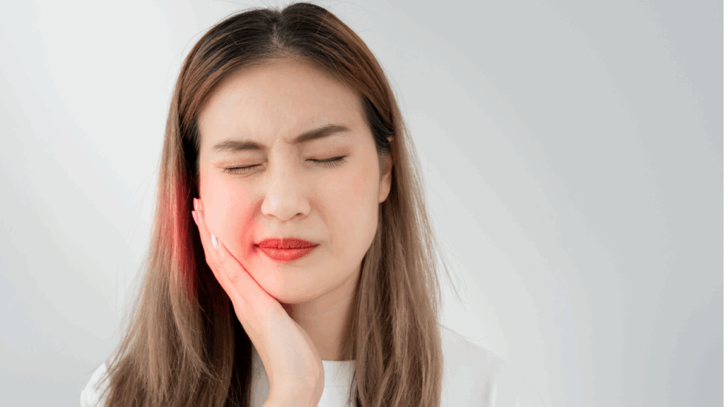 Zakażenie po wyrwaniu zęba objawy - silny pulsujący ból i obrzęk twarzy