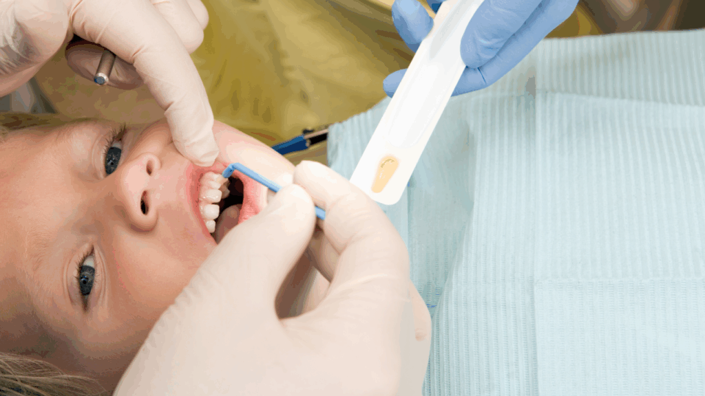 Fluoryzacja zębów u dzieci to bezbolesny i szybki zabieg, który skutecznie chroni przed próchnicą