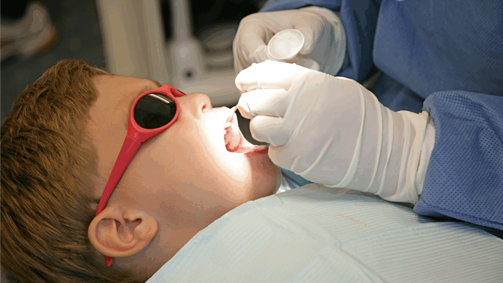 Fluoryzacja zębów u dzieci wykonywana w gabinecie to ważny element profilaktyki próchnicy od najmłodszych lat