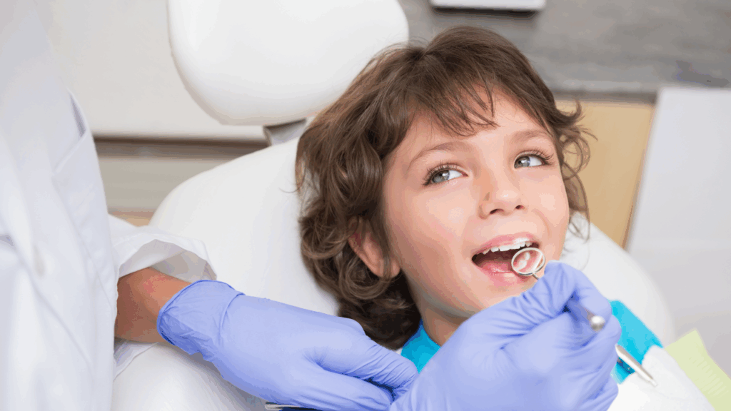 Fluoryzacja zębów w gabinecie stomatologicznym chroni szkliwo i wspomaga jego remineralizację