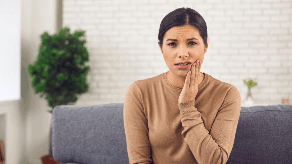 Obrzęk po wyrwaniu zęba może wyglądać niepokojąco, ale w większości przypadków oznacza prawidłowy proces gojenia po ekstrakcji.