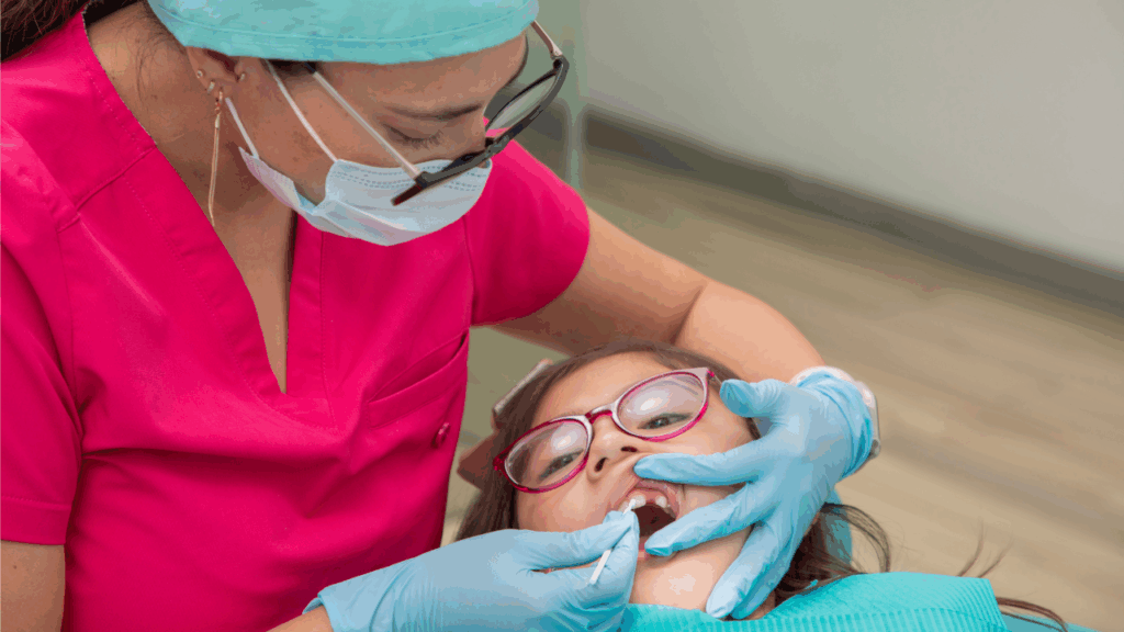 Profesjonalna fluoryzacja zębów polega na precyzyjnym nałożeniu lakieru lub żelu z odpowiednim stężeniem fluor