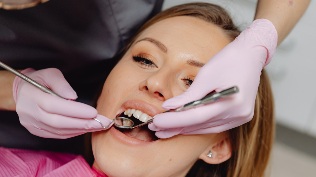 Higienizacja zębów poprawia estetykę uśmiechu, przywracając zębom ich naturalny kolor