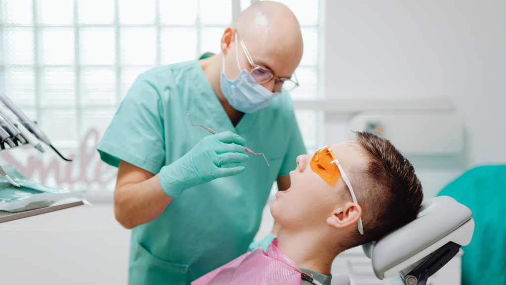 Instruktaż higieny jamy ustnej po zabiegu pomaga utrzymać efekty higienizacji na dłużej