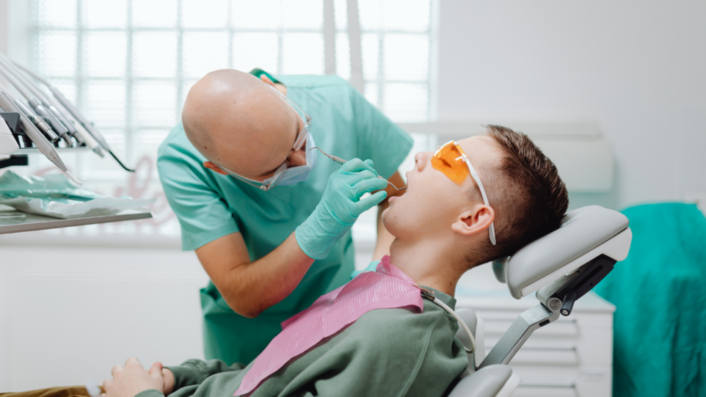 Periodontologia zajmuje się leczeniem chorób dziąseł i tkanek podtrzymujących zęby