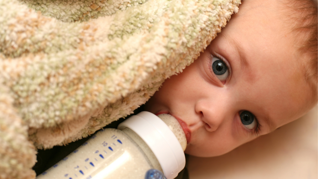 Zasypianie z butelką zwiększa ryzyko rozwoju próchnicy butelkowej u dziecka
