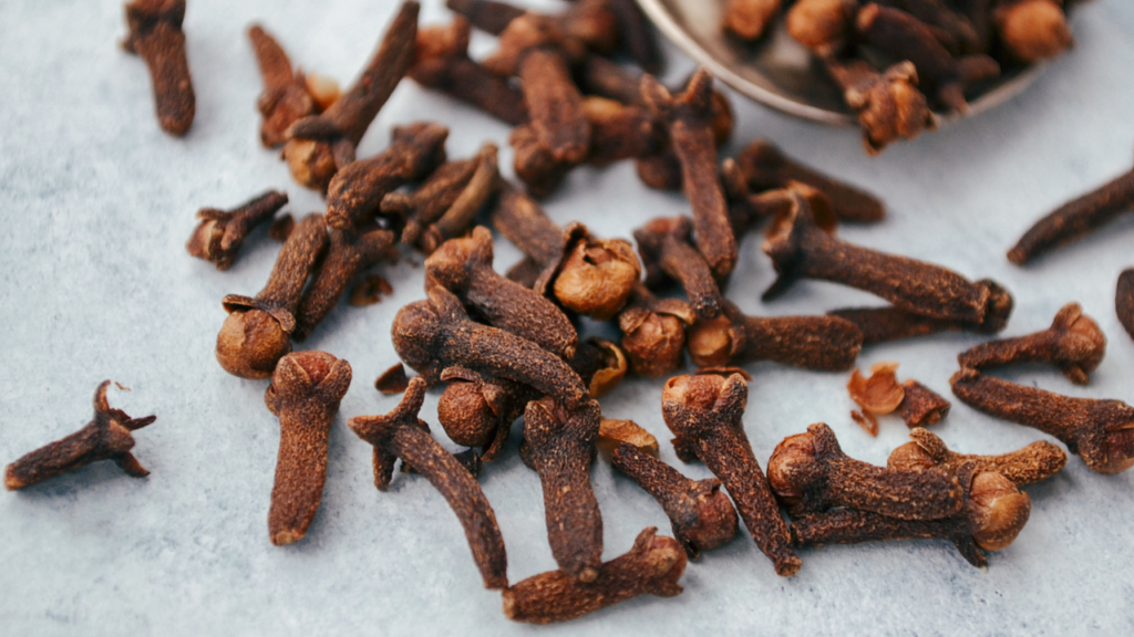 Eugenol w goździkach - składnik odpowiedzialny za działanie przeciwbólowe